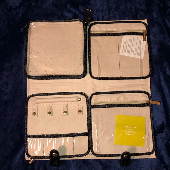 Kendra Scott Large Hanging Jewelry Travel case - Picture 2 of 3